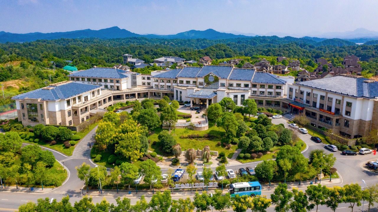 新余维景龙华大酒店品中秋贺店庆双节同庆全年仅一次